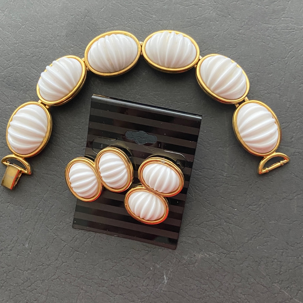 Monet Gold & White Chunky Ridged Beaded Statement Bracelet L-7.5”/Earrings Set